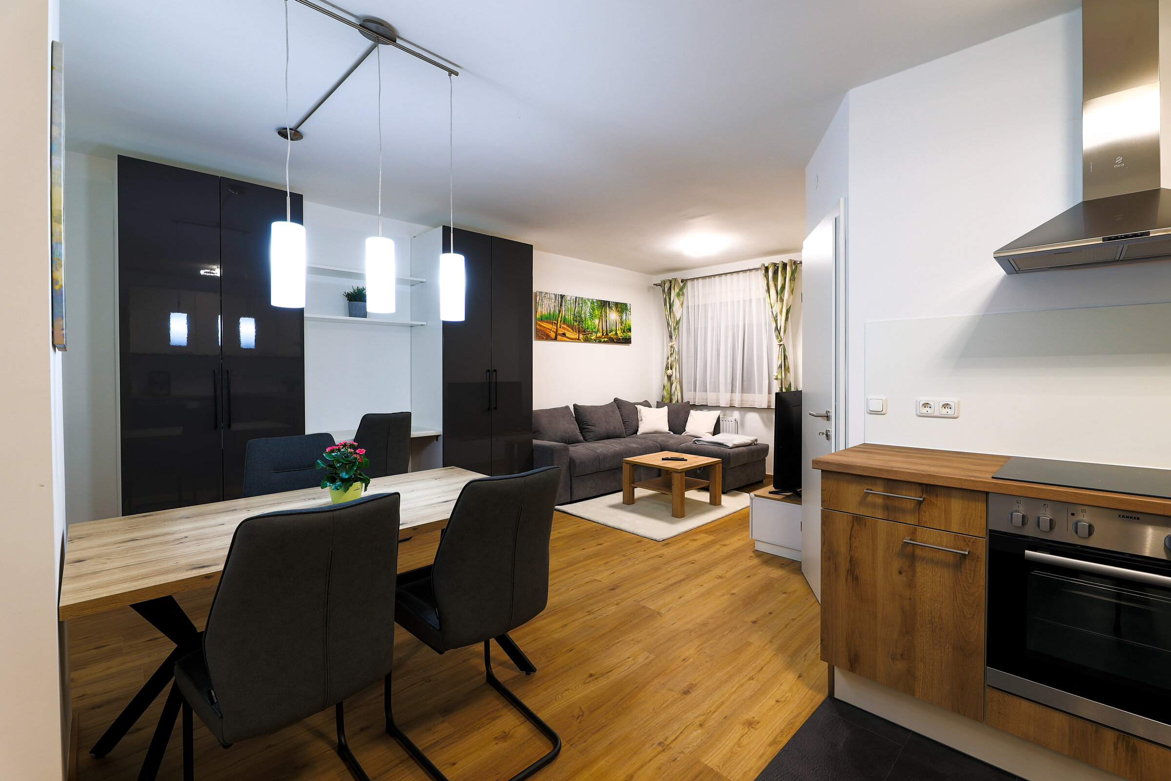 Bright open-plan living and dining area – 2-room apartment for short-term rental in Wels, 1–6 months
