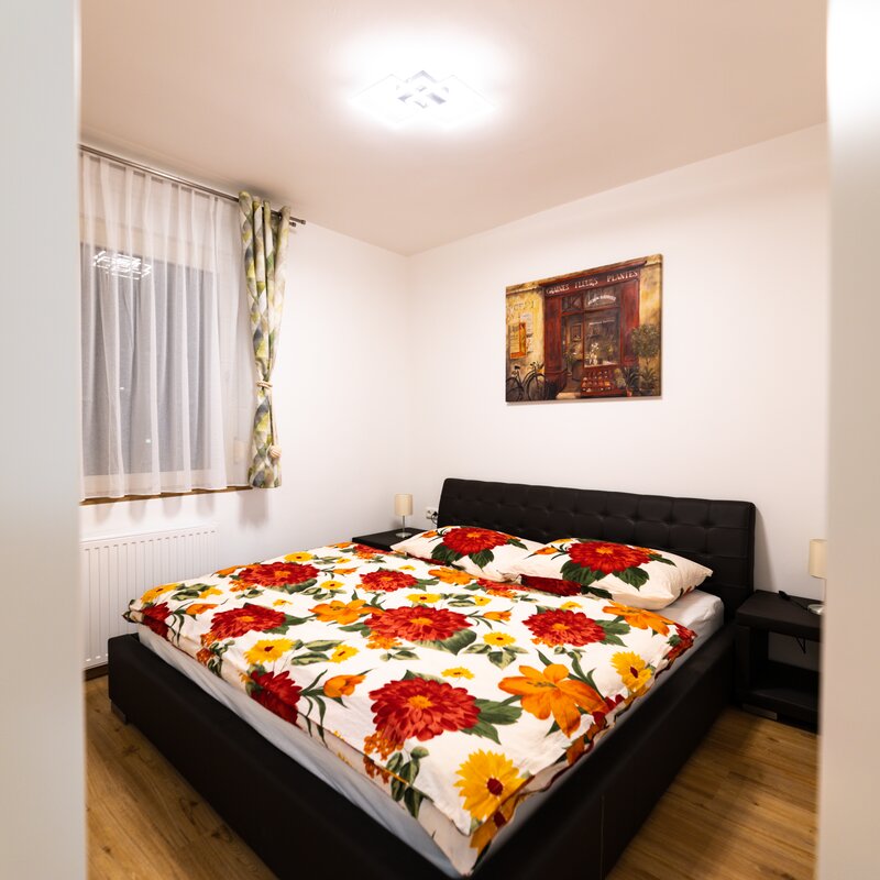 Schlafzimmer mit Kingsize Bett