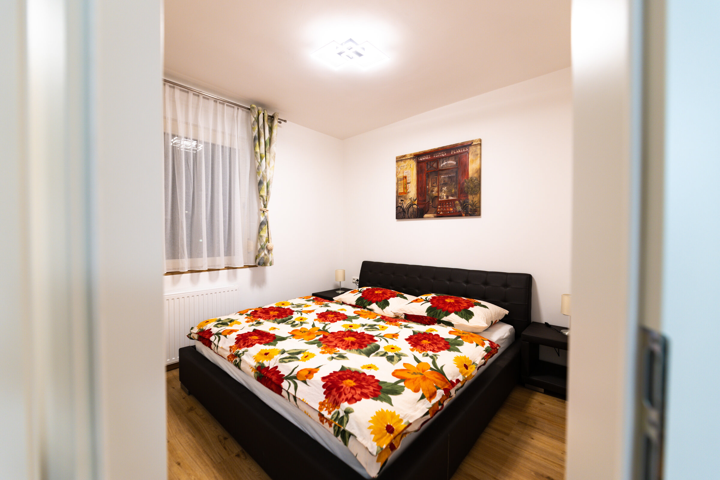 Schlafzimmer mit Kingsize Bett