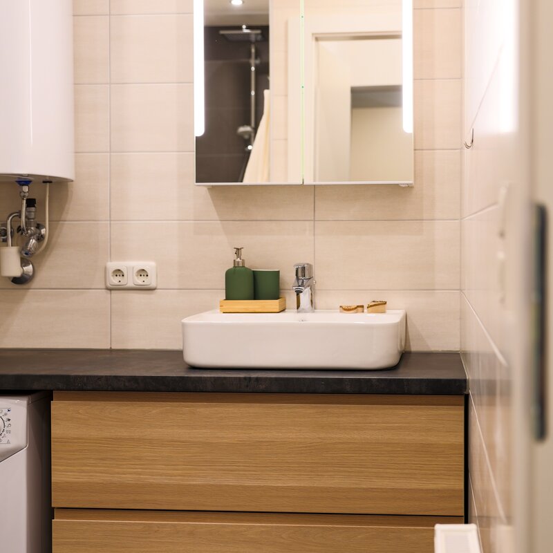 Mirror cabinet with great lighting