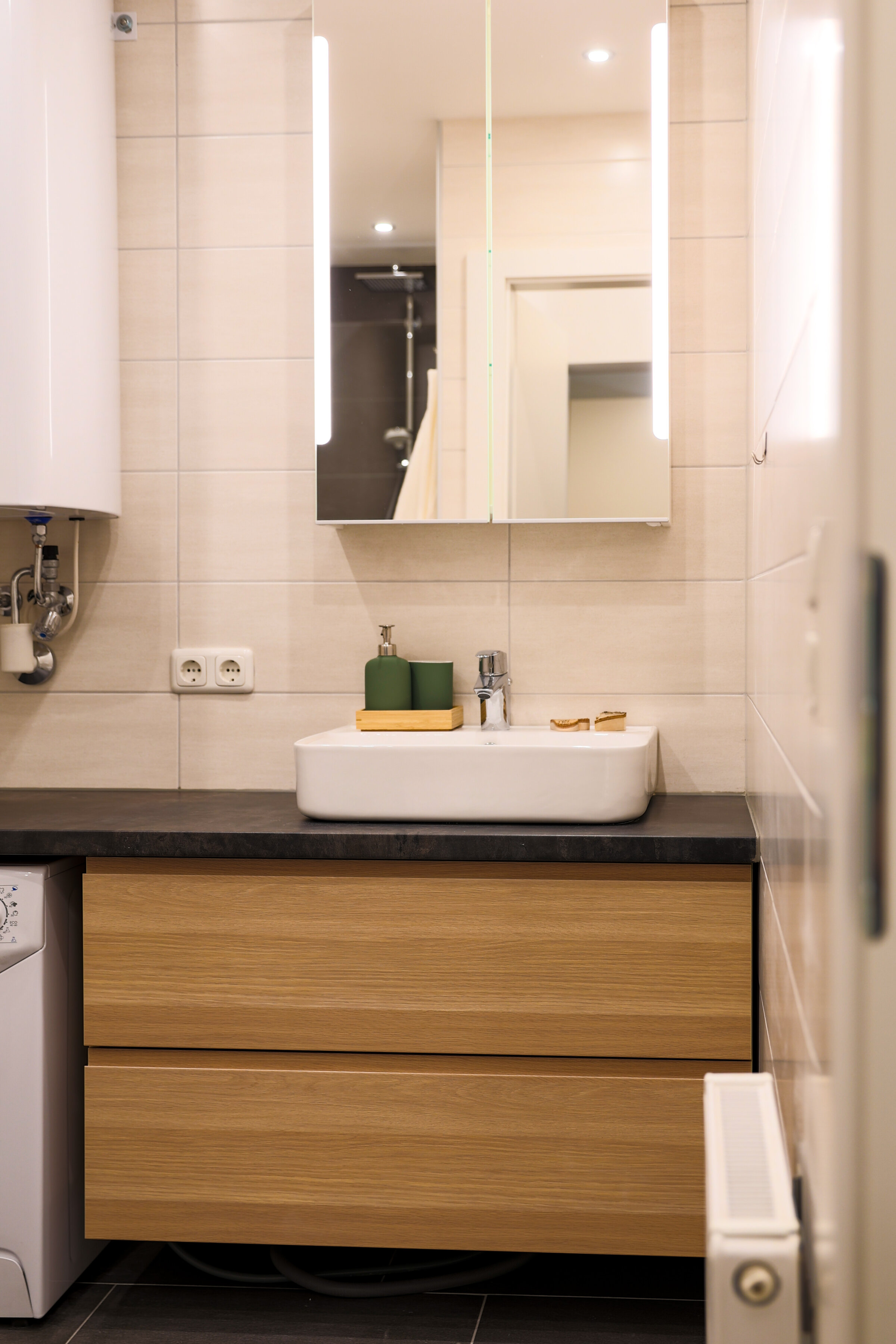 Mirror cabinet with great lighting