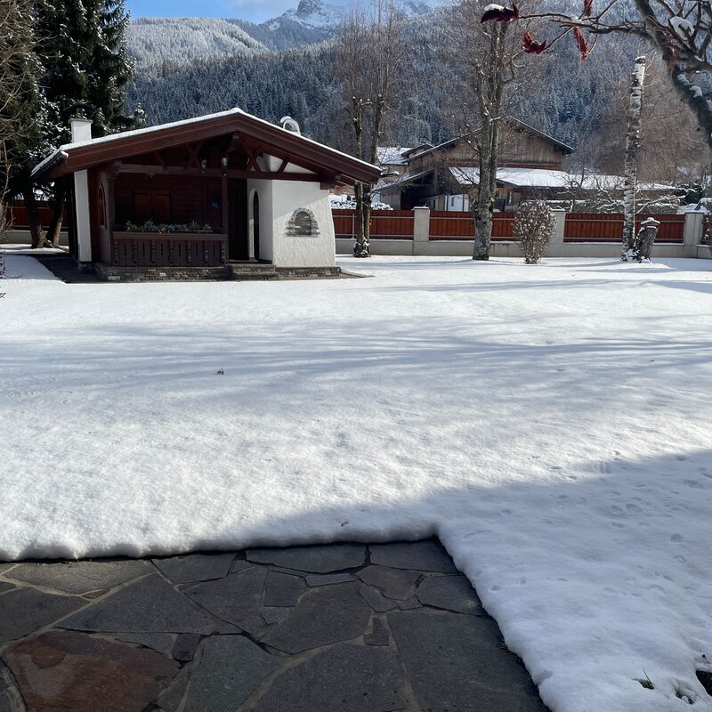 das ist der Blick vom Wohnzimmer/Terasse auf den Garten, der im Winter herrlich weiß verschneit ist und im Sommer wunderbar grünes Gras verspricht | © herbertzwoelfer
