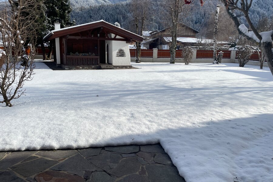das ist der Blick vom Wohnzimmer/Terasse auf den Garten, der im Winter herrlich weiß verschneit ist und im Sommer wunderbar grünes Gras verspricht | © herbertzwoelfer