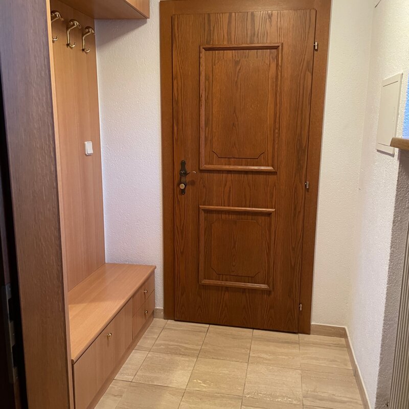 Eingangsbereich mit Garderobe und kleinem Fenster | © herbertzwoelfer