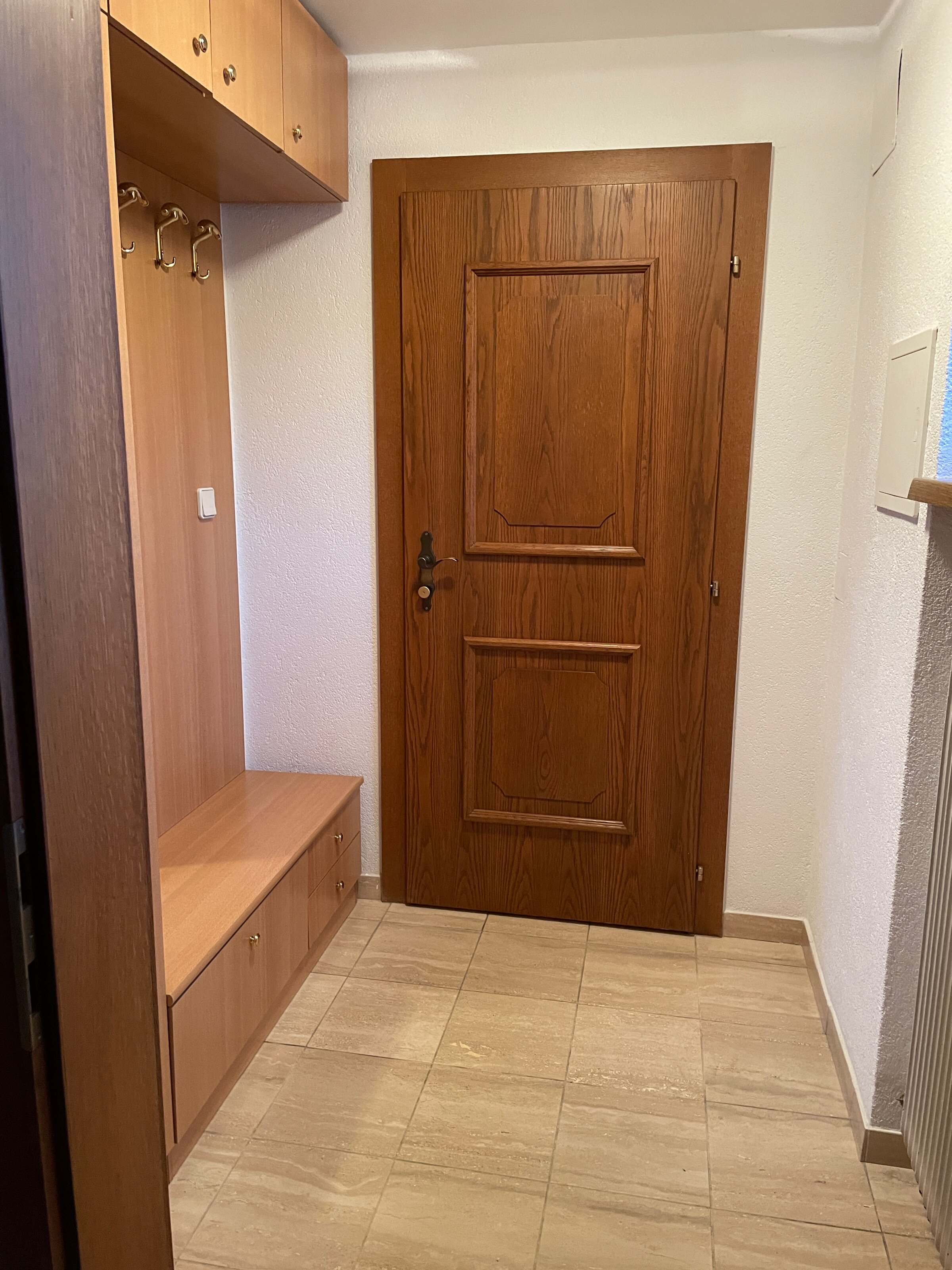 Eingangsbereich mit Garderobe und kleinem Fenster | © herbertzwoelfer