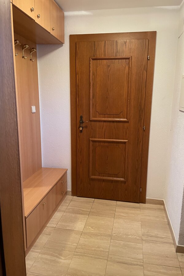 Eingangsbereich mit Garderobe und kleinem Fenster | © herbertzwoelfer