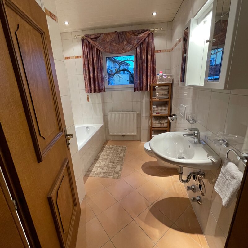 Badezimmer mit WC, Dusche und Badewanne | © herbertzwoelfer