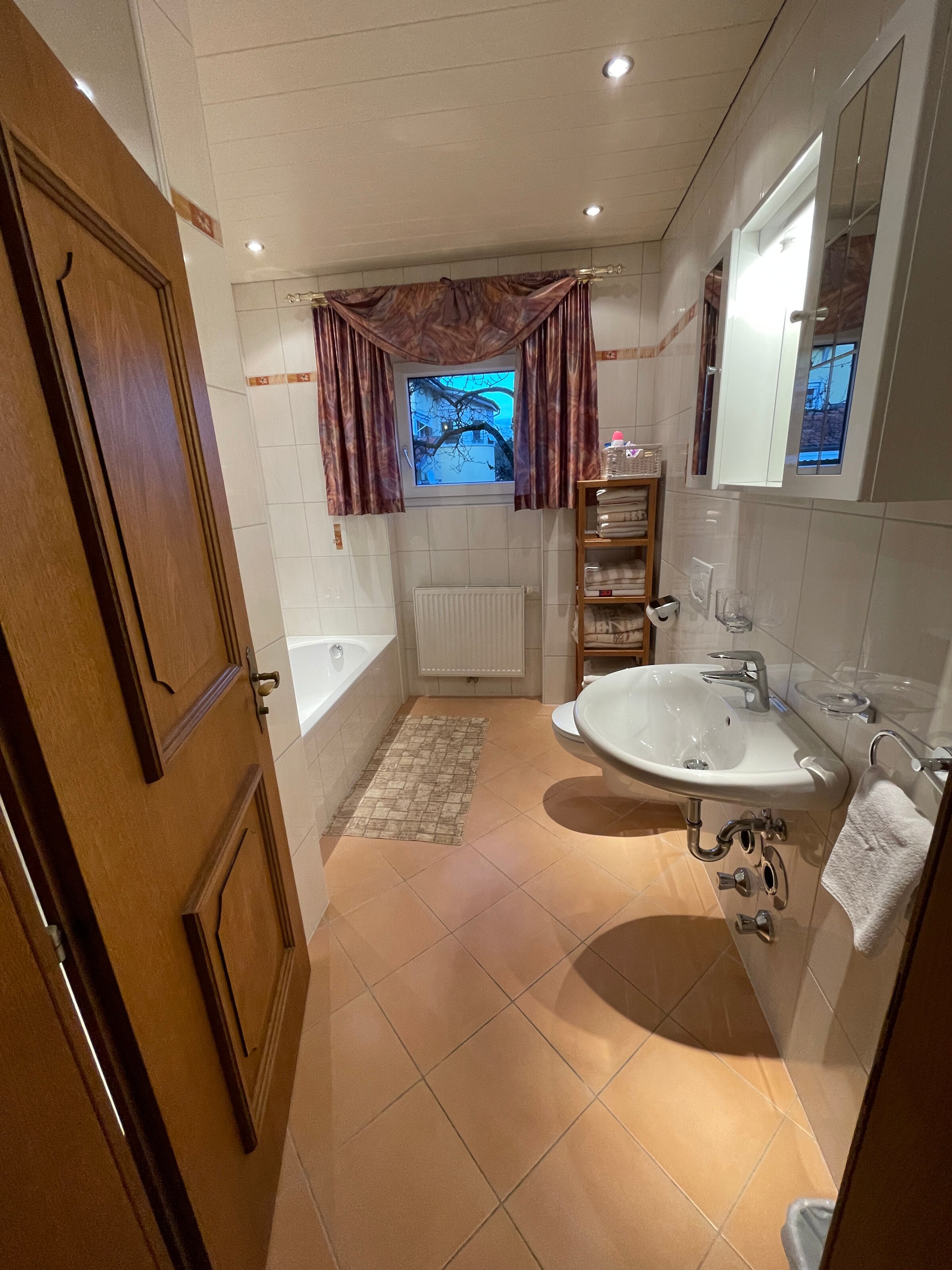 Badezimmer mit WC, Dusche und Badewanne | © herbertzwoelfer