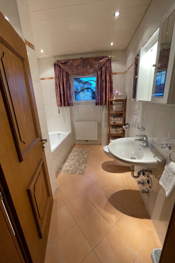 Badezimmer mit WC, Dusche und Badewanne | © herbertzwoelfer