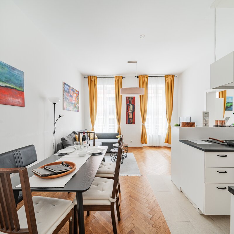 Hauptansicht mit Küche, Esstisch und Couch 