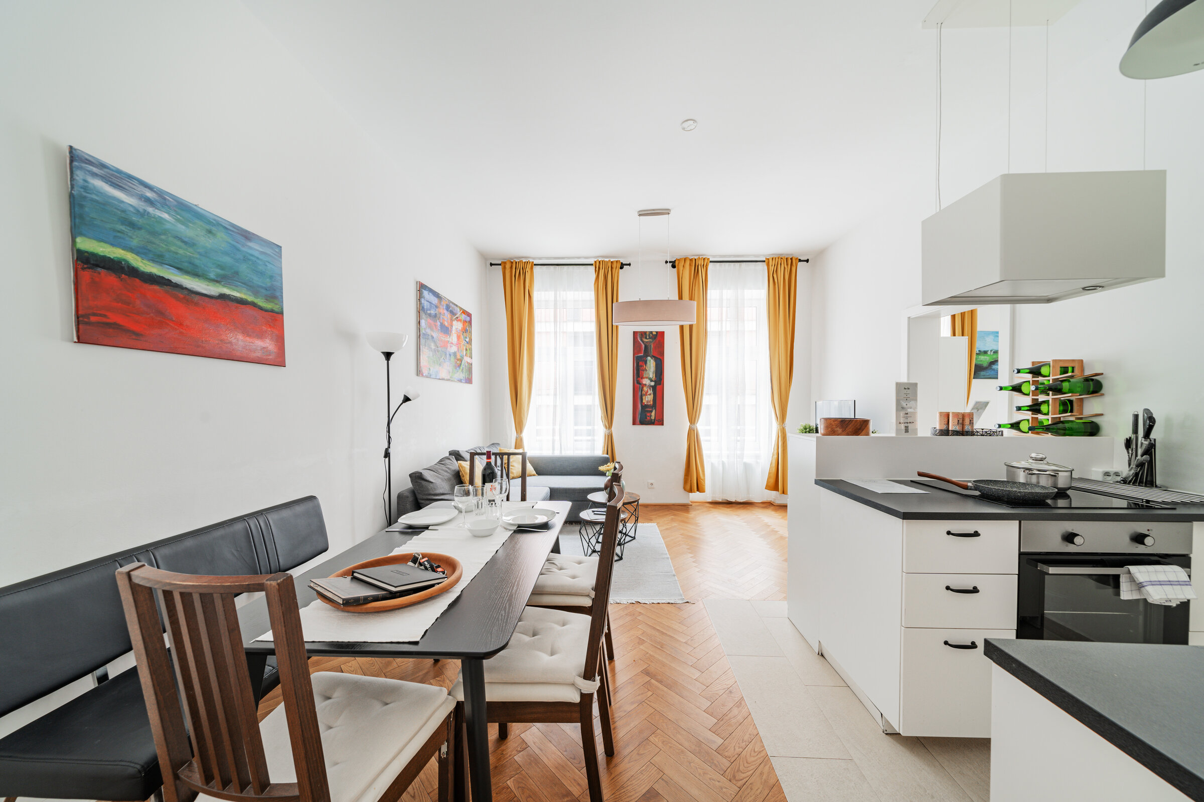 Hauptansicht mit Küche, Esstisch und Couch 