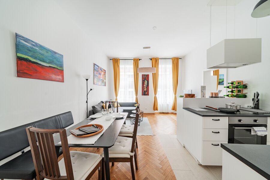 Hauptansicht mit Küche, Esstisch und Couch 