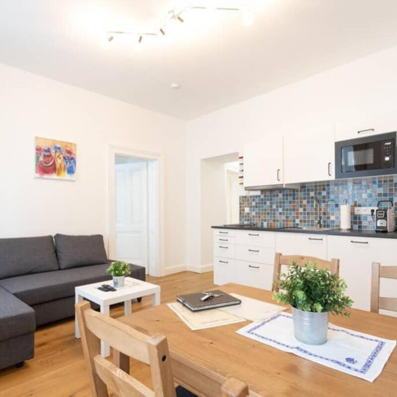 Heller Wohn-Kochbereich mit moderner Einrichtung – 2-Zimmer-Wohnung zur Kurzzeitmiete & Wohnen auf Zeit für 1 bis 6 Monate in Wien