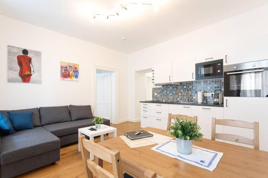 Heller Wohn-Kochbereich mit moderner Einrichtung – 2-Zimmer-Wohnung zur Kurzzeitmiete & Wohnen auf Zeit für 1 bis 6 Monate in Wien