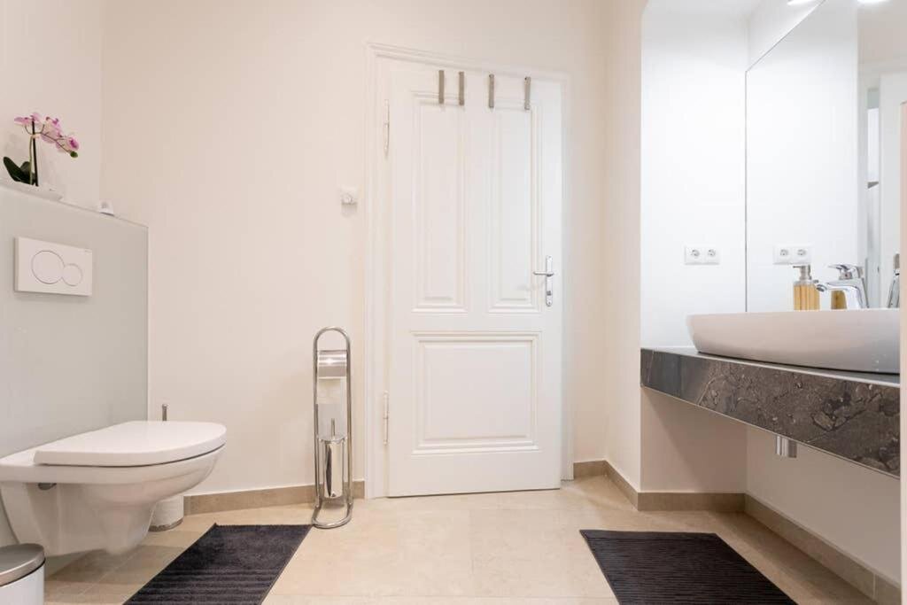 Toilette und Badezimmeransicht