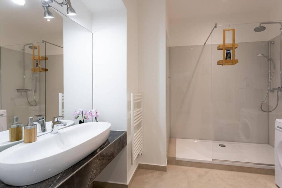 Badezimmer mit walk in Dusche 