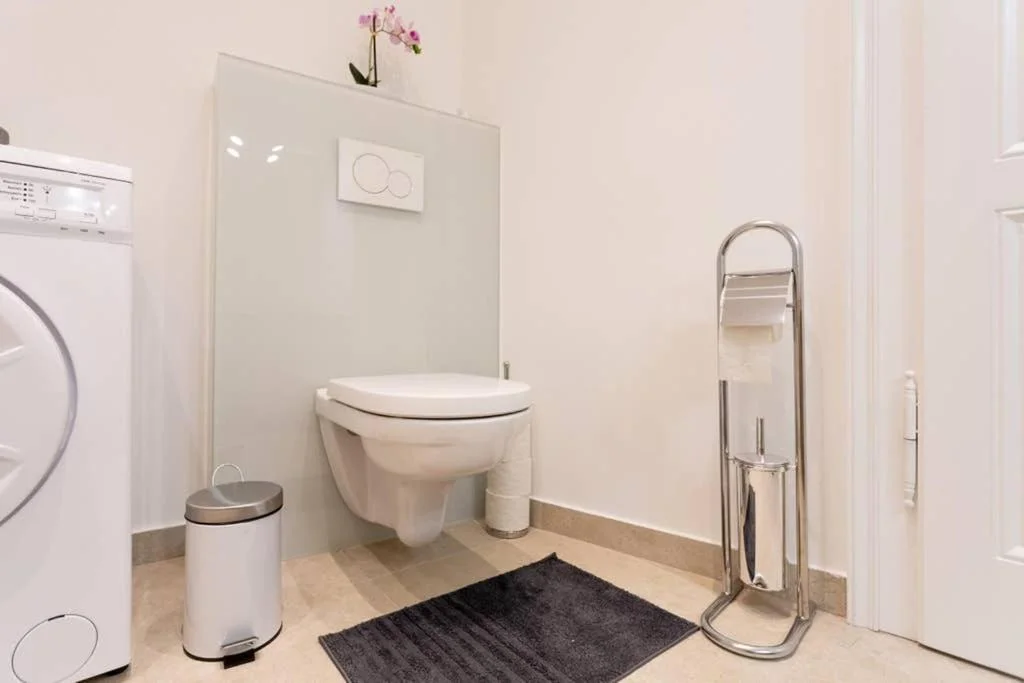 Toilette mit Waschmaschine 