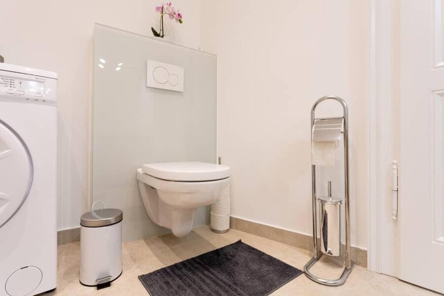 Toilette mit Waschmaschine 