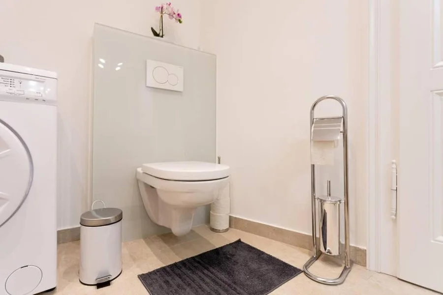 Toilette mit Waschmaschine 