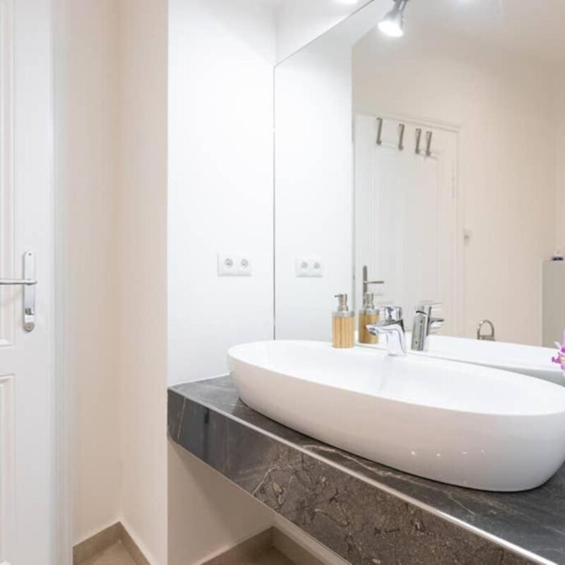 Badezimmer mit Waschbecken 