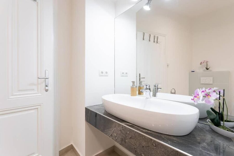 Badezimmer mit Waschbecken 
