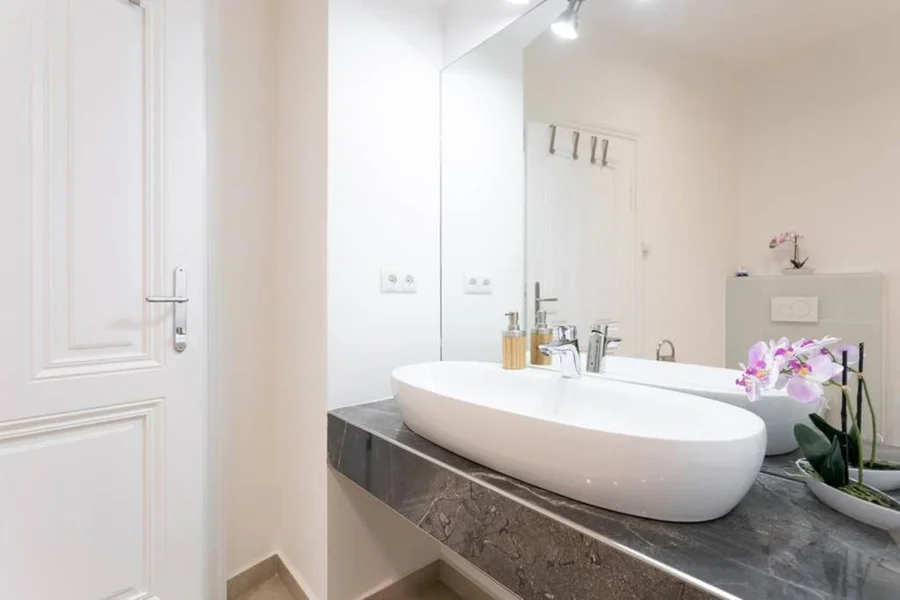 Badezimmer mit Waschbecken 