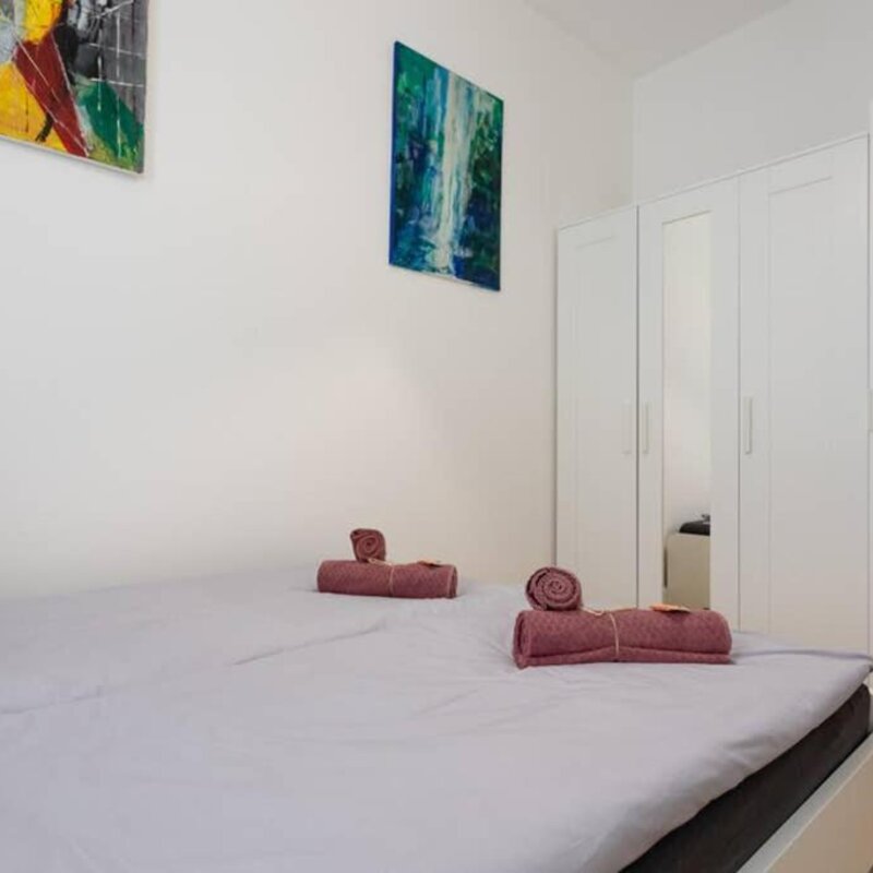 Bett und Kasten im Schlafzimmer 