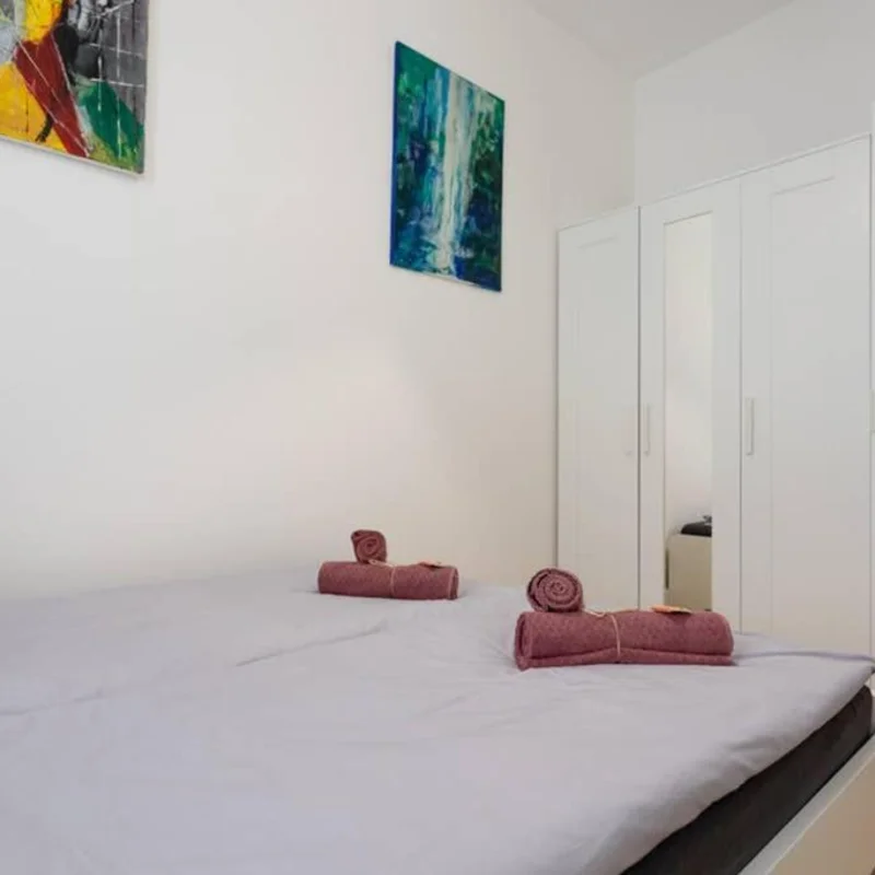 Bett und Kasten im Schlafzimmer 