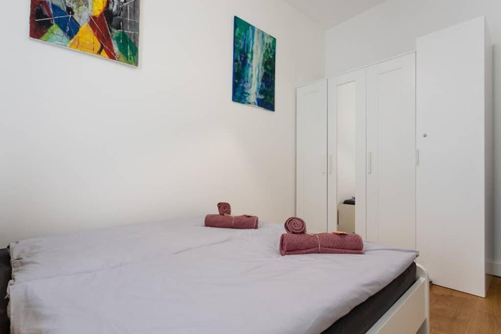 Bett und Kasten im Schlafzimmer 