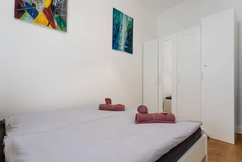 Bett und Kasten im Schlafzimmer 