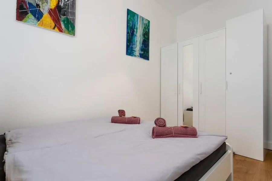 Bett und Kasten im Schlafzimmer 