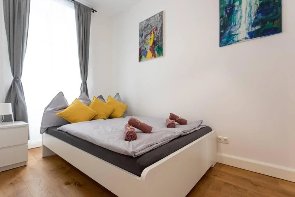 Schlafzimmer mit Möbel 