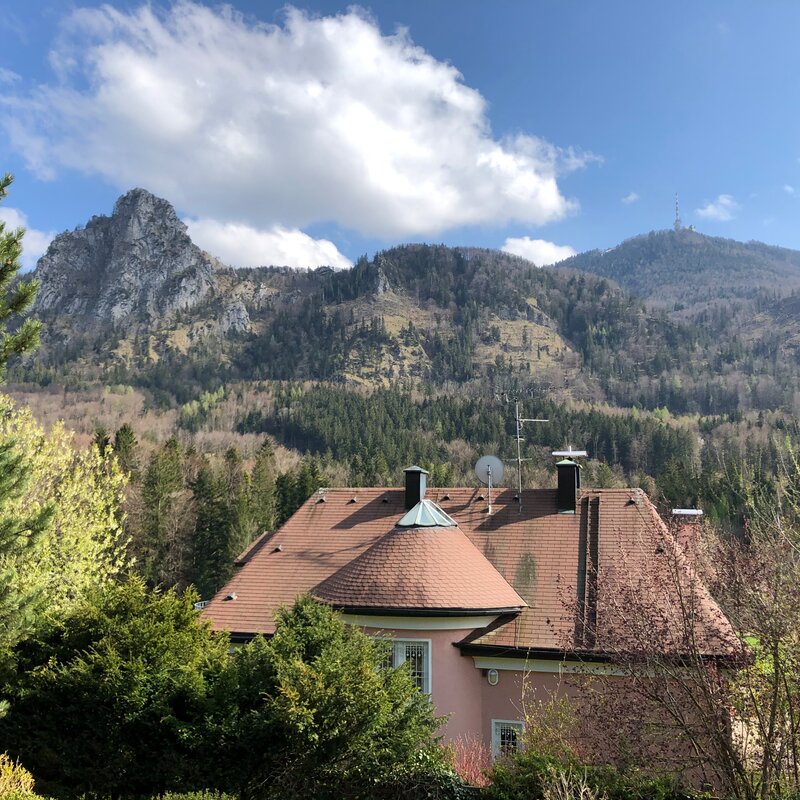 Apartment with mountain panorama & greenery: 2-room short-term rental Heuberg – temporary housing for 1 to 6 months.