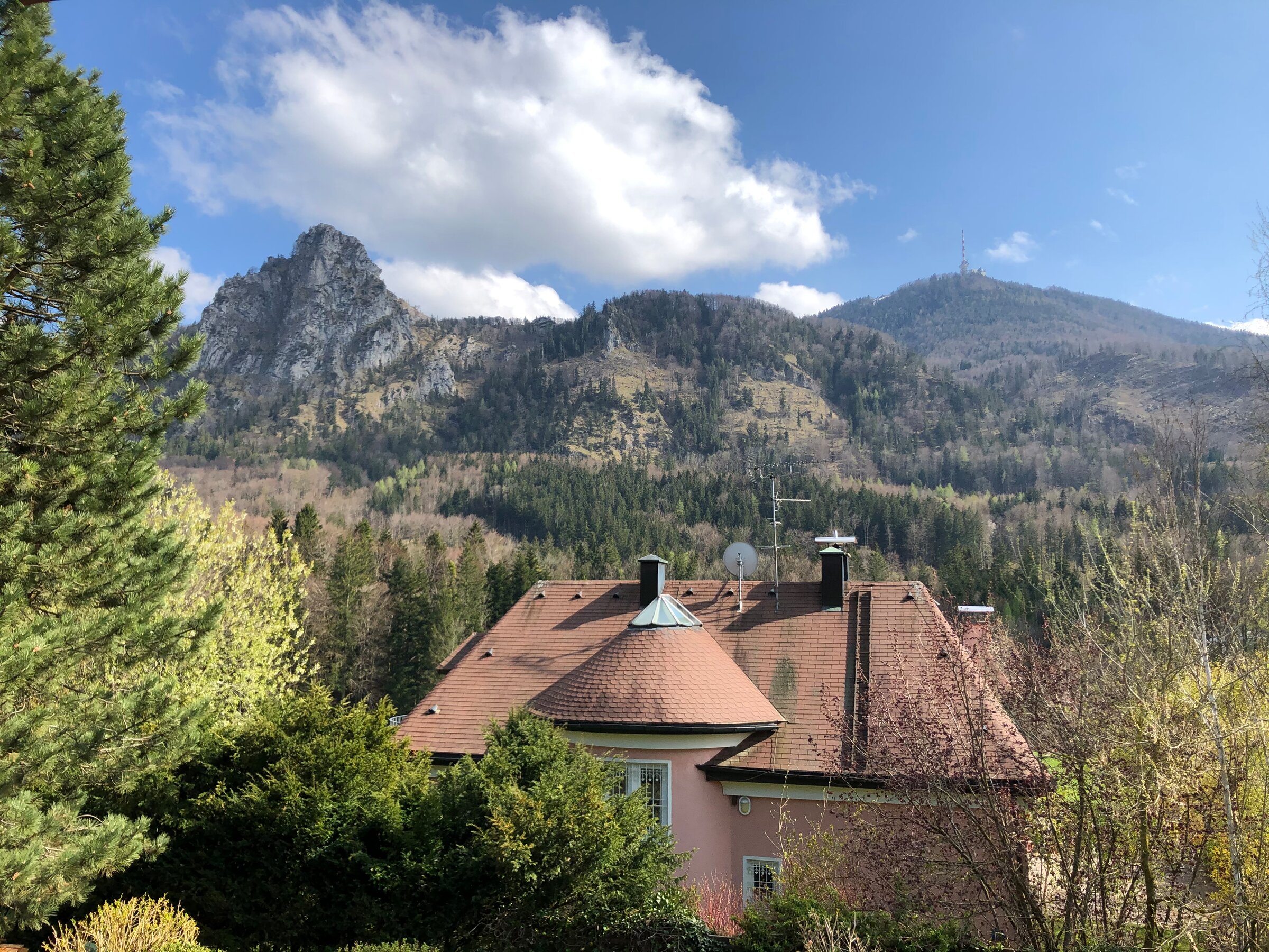 Apartment with mountain panorama & greenery: 2-room short-term rental Heuberg – temporary housing for 1 to 6 months.
