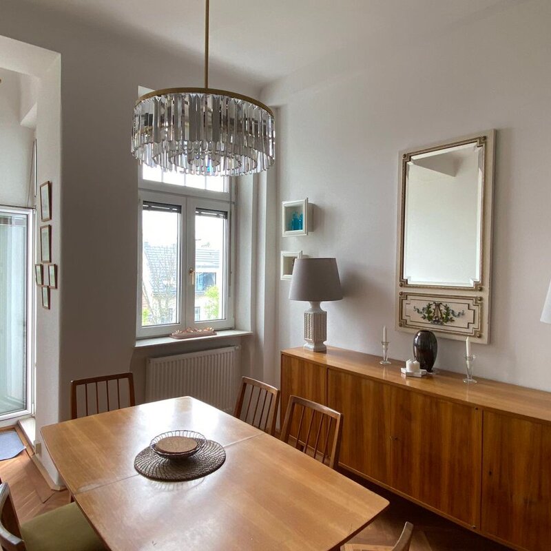 Helles Esszimmer mit Kristallleuchter: 3-Zimmer Wohnung, Kurzzeitmiete & Wohnen auf Zeit für 1 bis 6 Monate in Wien