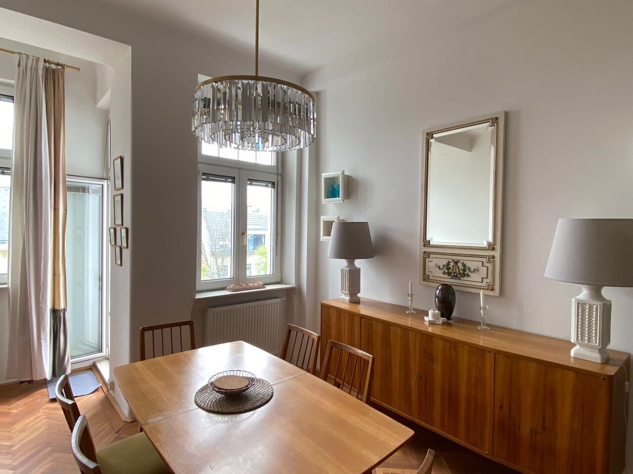 Helles Esszimmer mit Kristallleuchter: 3-Zimmer Wohnung, Kurzzeitmiete & Wohnen auf Zeit für 1 bis 6 Monate in Wien