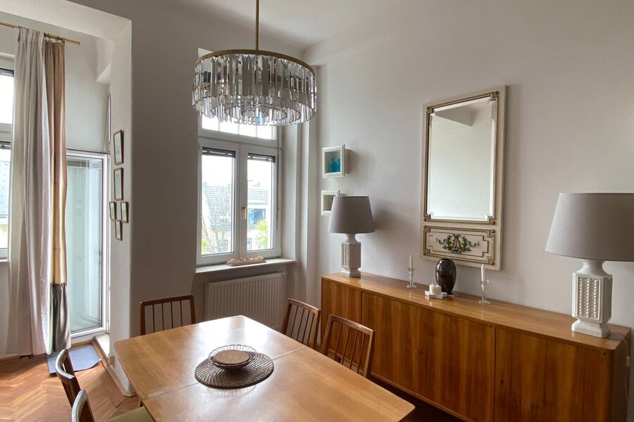 Helles Esszimmer mit Kristallleuchter: 3-Zimmer Wohnung, Kurzzeitmiete & Wohnen auf Zeit für 1 bis 6 Monate in Wien