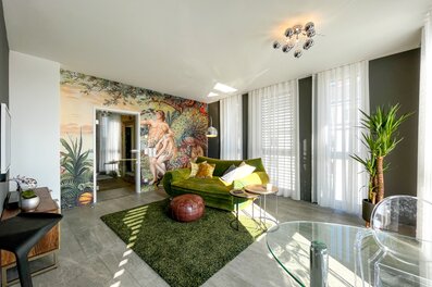 Stylish living room with mural wall art – 2-room apartment, short-term rental & temporary housing for 1 to 6 months, Linz | © D. Raffelsberger