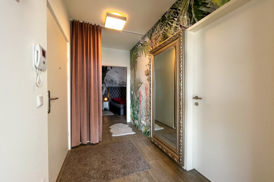 Blick Richtung Schlafzimmer, rechts das Bad | © Diether Raffelsberger