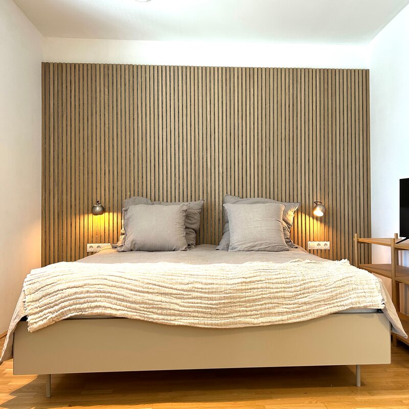 Rückwand mit toller exklusiver Eichenleisten Verkleidung