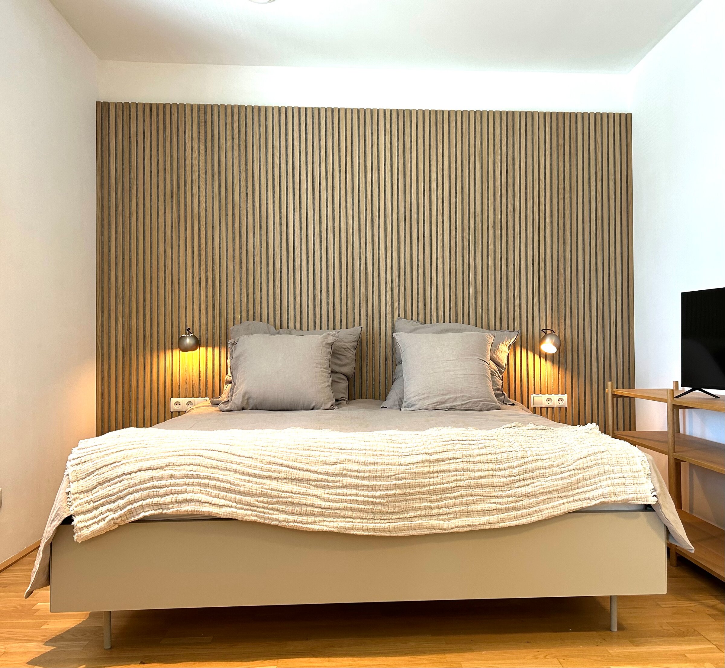 Rückwand mit toller exklusiver Eichenleisten Verkleidung