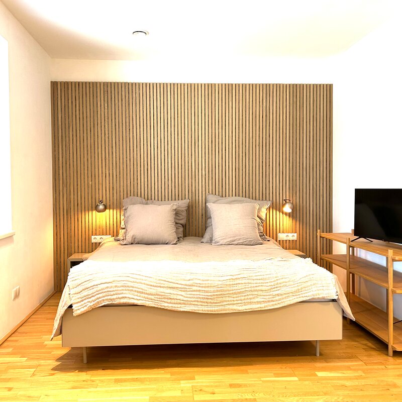 Fernseher auf der Wand mit Kabelfernsehen und Netflix-Option