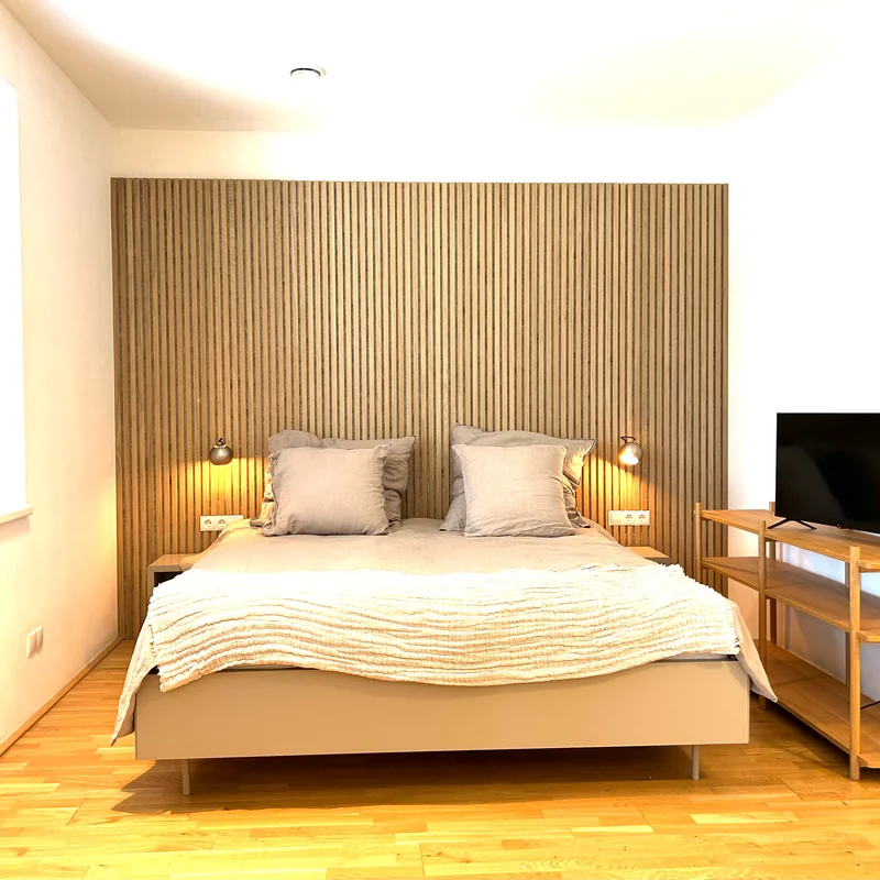 Fernseher auf der Wand mit Kabelfernsehen und Netflix-Option