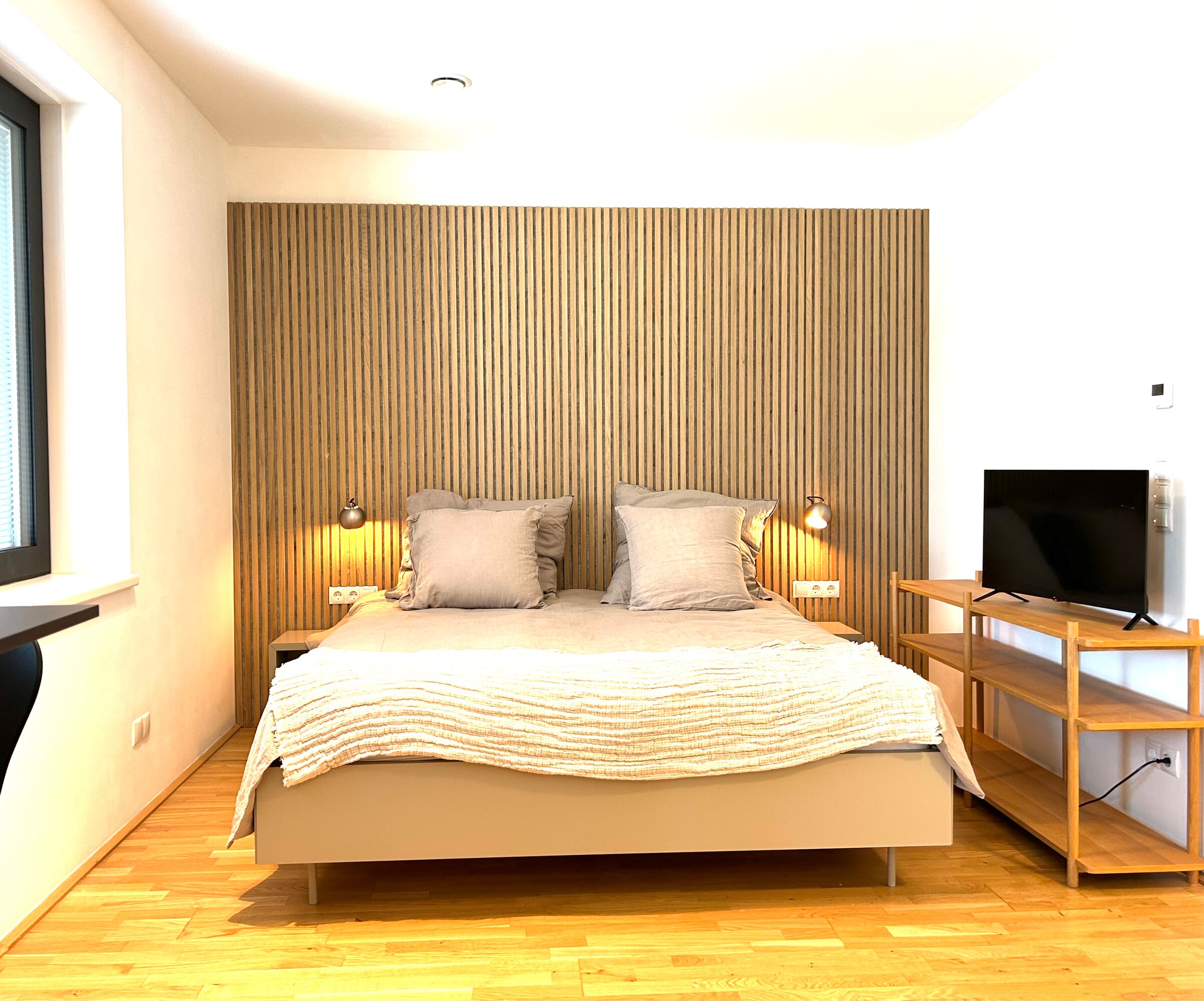 Fernseher auf der Wand mit Kabelfernsehen und Netflix-Option