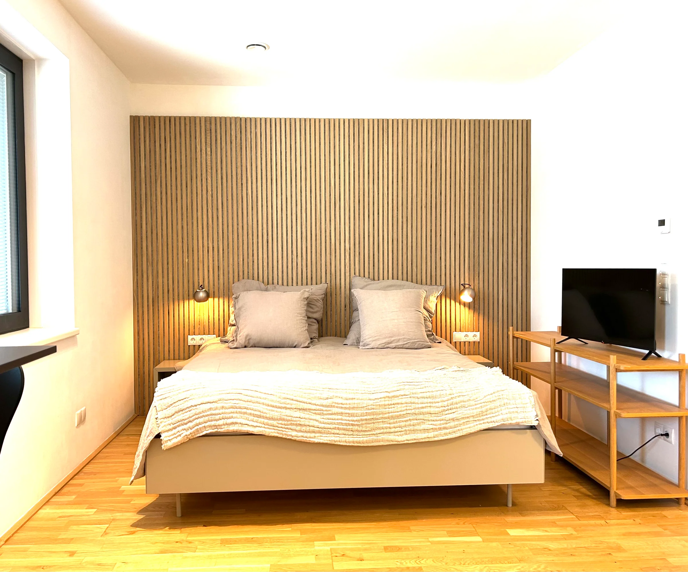 Fernseher auf der Wand mit Kabelfernsehen und Netflix-Option