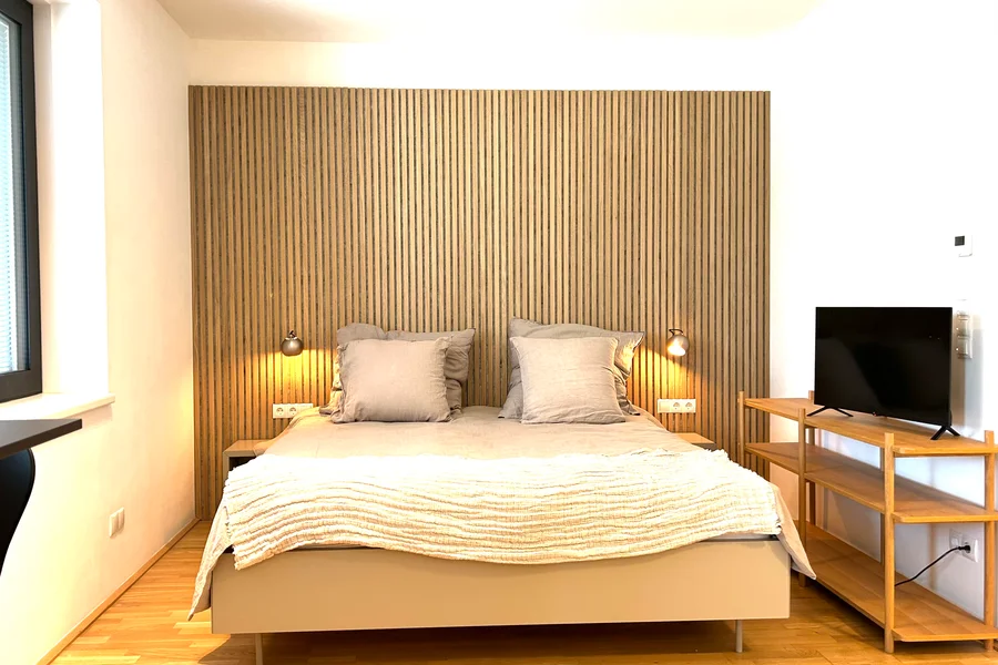 Fernseher auf der Wand mit Kabelfernsehen und Netflix-Option