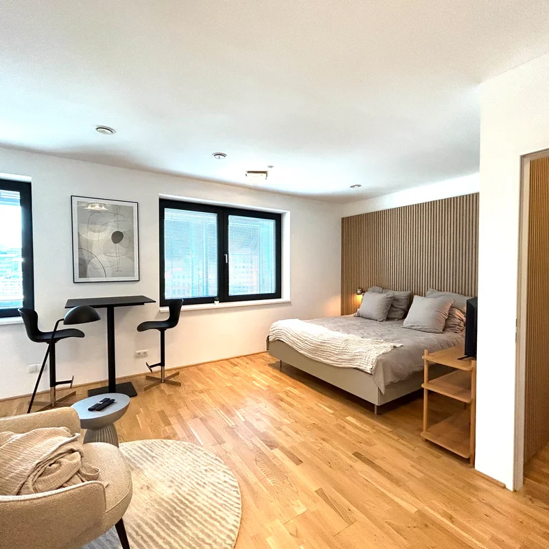 2 Designer Hochbarstühle mit Tisch