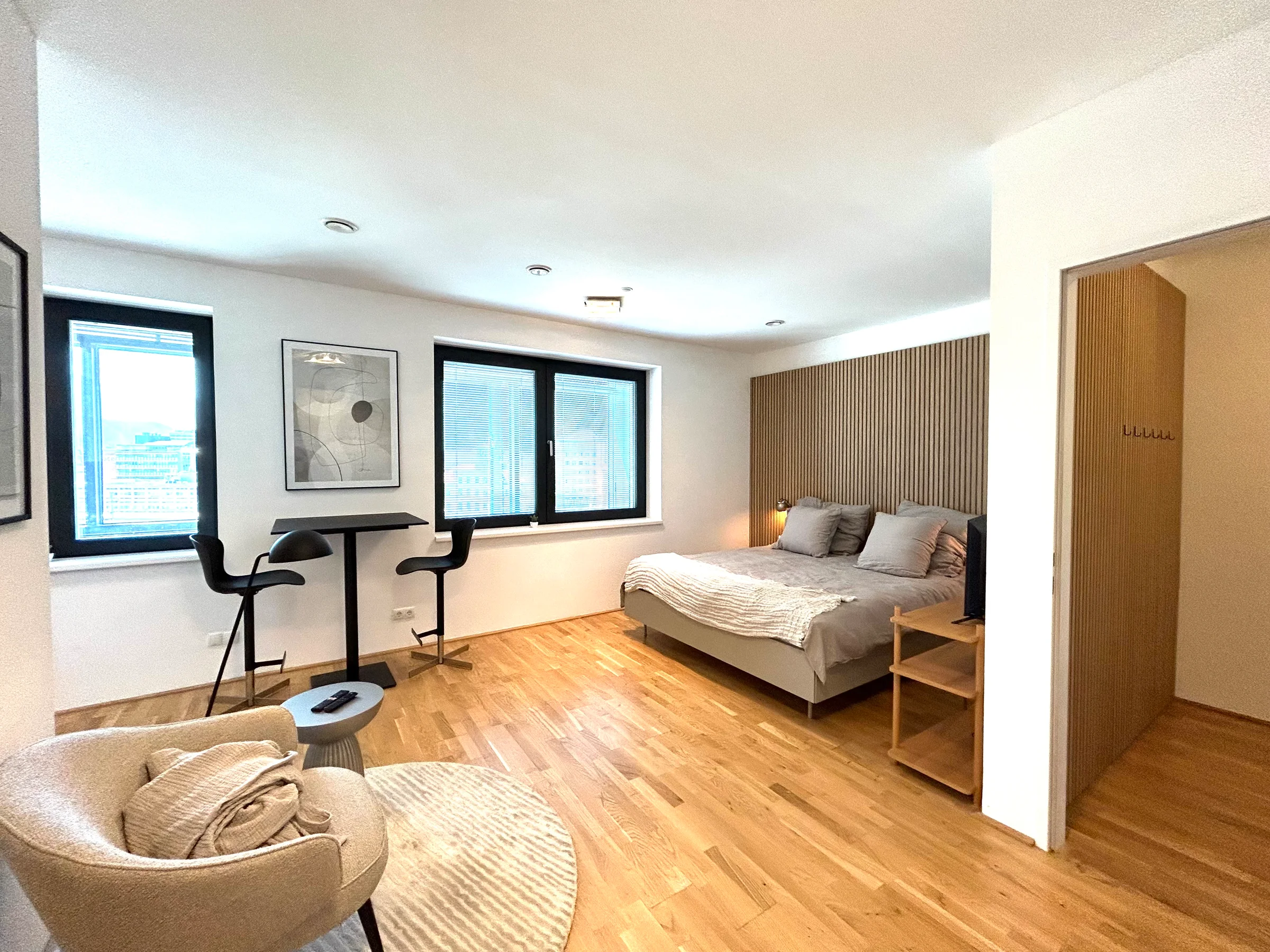 2 Designer Hochbarstühle mit Tisch