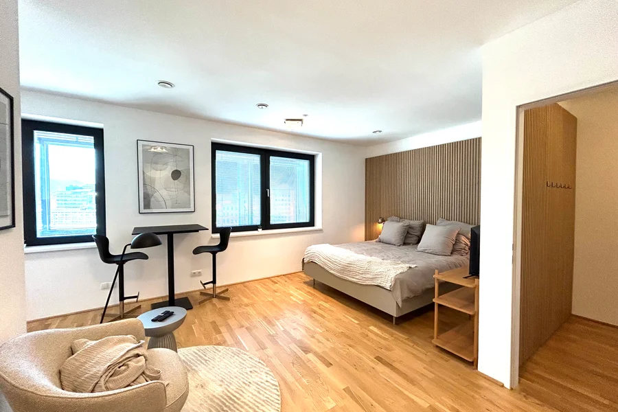 2 Designer Hochbarstühle mit Tisch