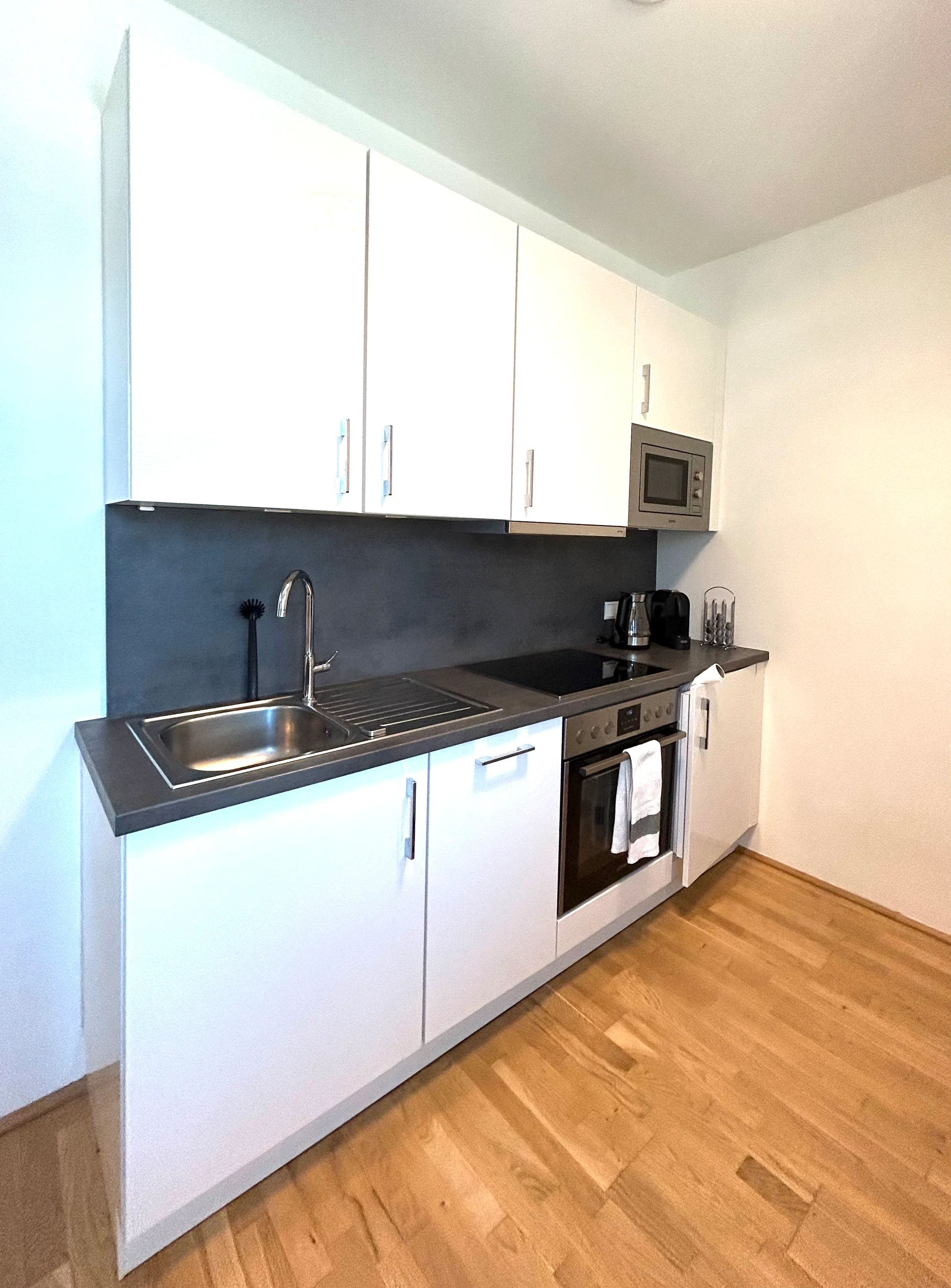 Voll ausgestattete Küche von Geschirrspüler bis Mikrowelle